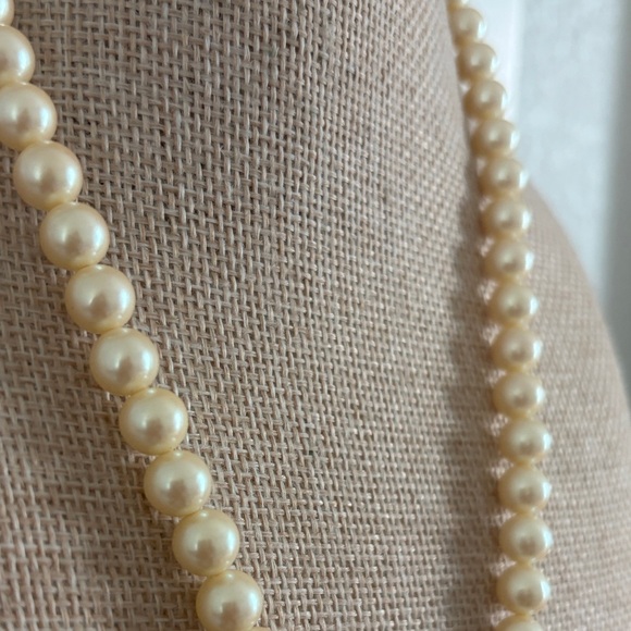 Vintage Monet Cream Faux Pearl Necklace with Teardrop Pendant - Picture 4 of 7